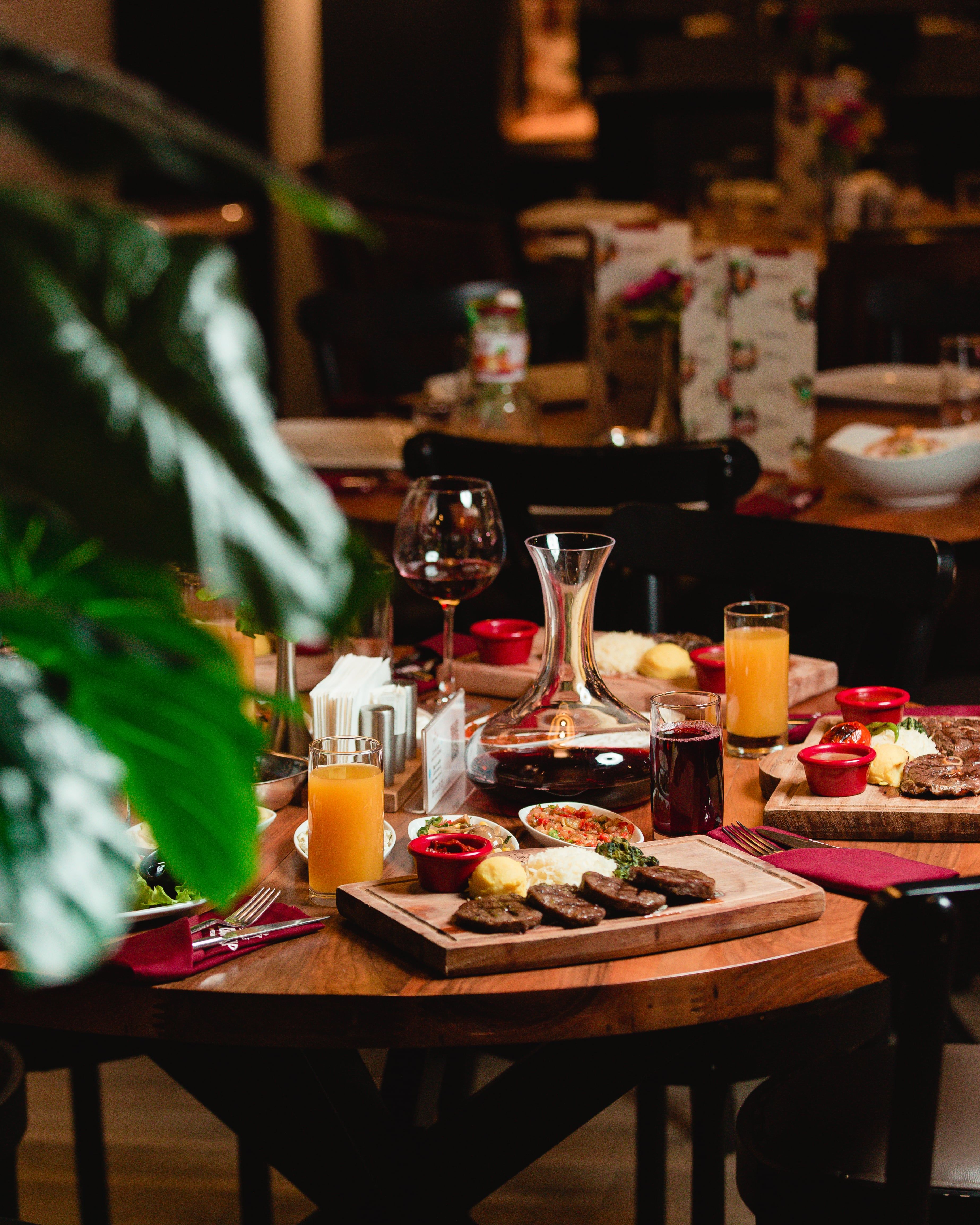 /assets/dinner-table-with-foods-soft-drinks-restaurant-min_d-Cdck7cTg1UZdpG9Oix4.jpg
