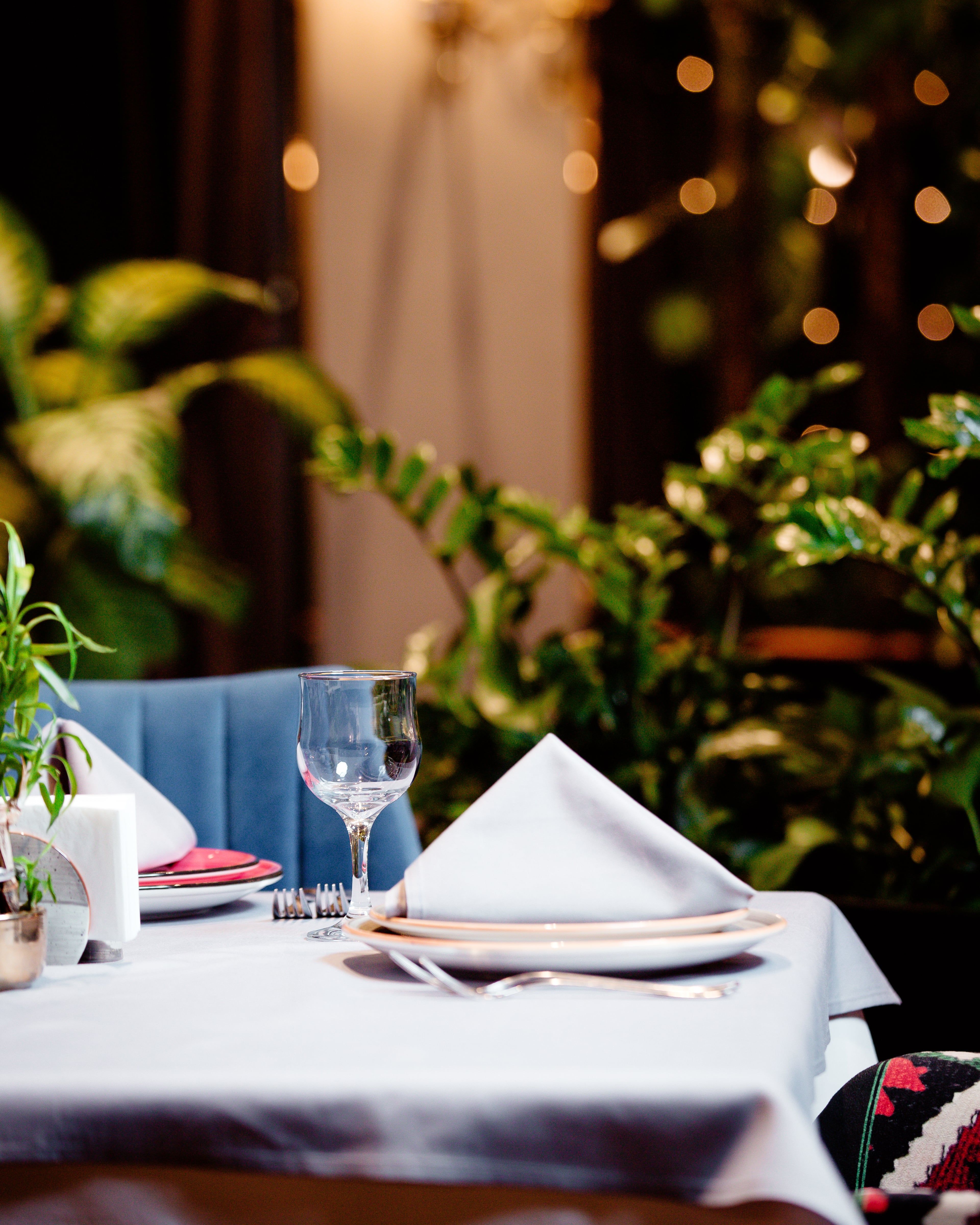 /assets/half-empty-restaurant-table-with-plate-glass-cutlery-min_ih1uJIawfW6atNOoVP9Hl.jpg