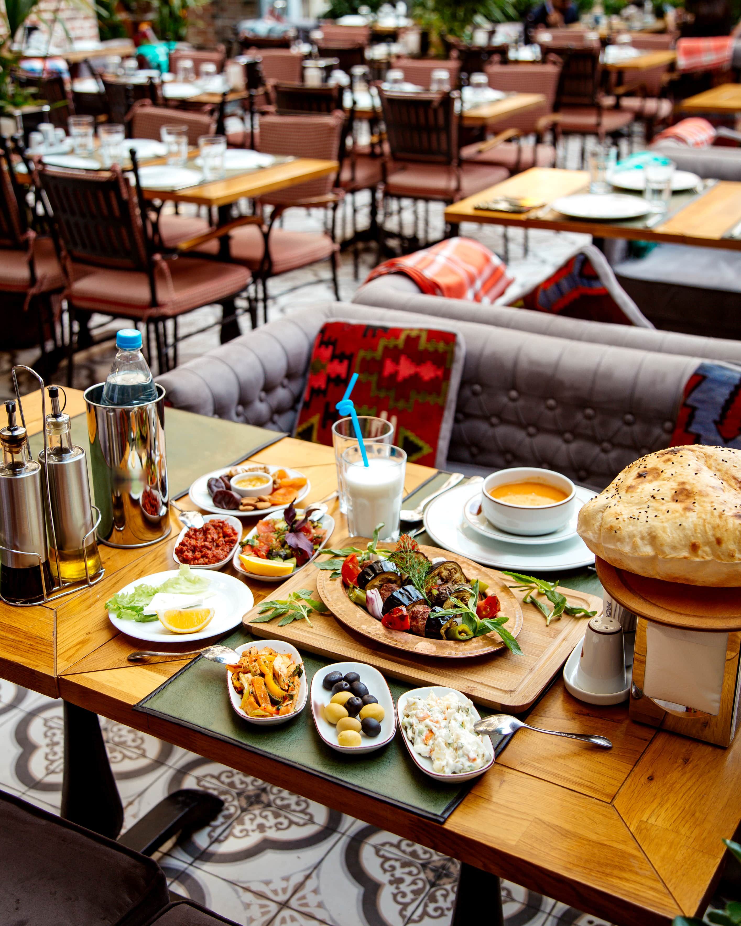 /assets/healthy-lunch-table-restaurant-min_nwucOYYrpjrUA-A1Ijrk7.jpg